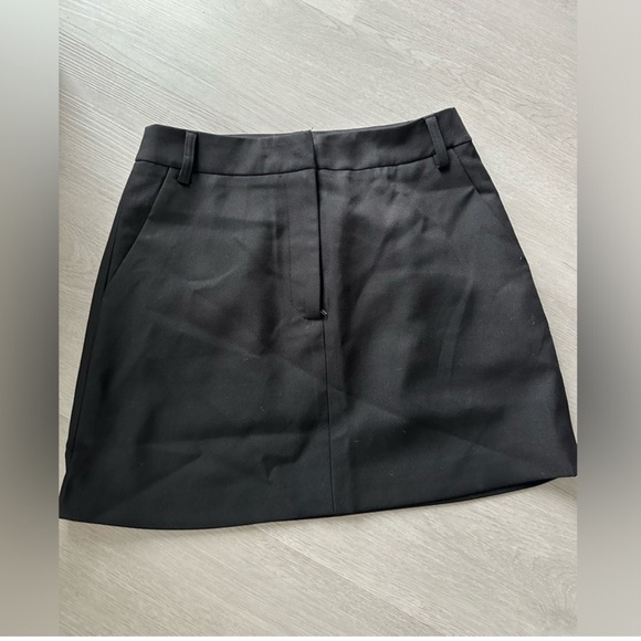 Black minimalist essential mini skirt with side pockets & zipper front - Picture 3 of 3